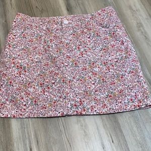 ST JOHN’S BAY Skort, Size 6, floral pattern, 100% cotton.